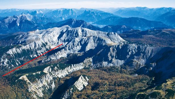 Das naturgeschützte Karstmassiv Warscheneck könnte entlang der roten Linie durchbohrt werden. Mit seinen einzigartigen Zirbenwäldern trennt Warscheneck die Skigebiete Hinterstoder und Wurzeralm.