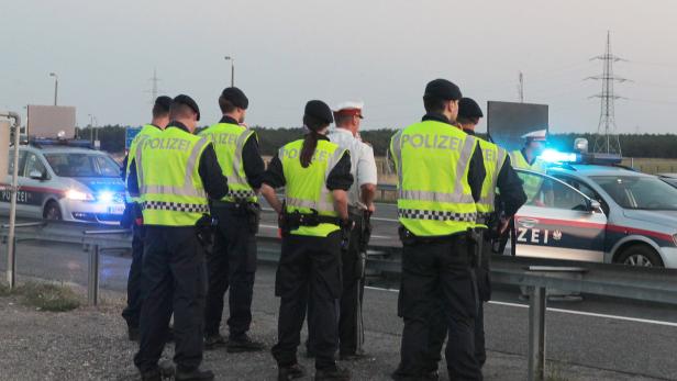 Die Bande brachte mehr als 100 Menschen illegale über die Grenz (Symbolfoto).