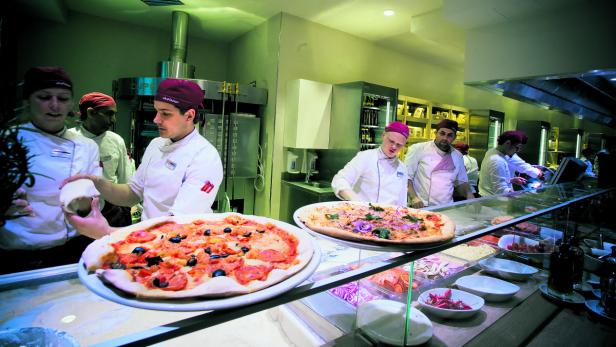 Pizza, Pasta, Salate und Co.: Ein 65-köpfiges Team bereitet im Vapiano in der Linzer Schmidtorstraße vor den Augen der Gäste italienische Klassiker zu.