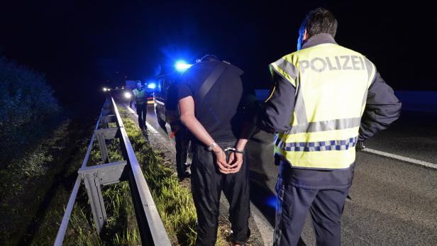 Ein Schlepper, der zusammen mit Flüchtlingen in einem Kleinlaster von der Polizei auf der Autobahn A4 bei Mönchhof aufgegriffen wurde.