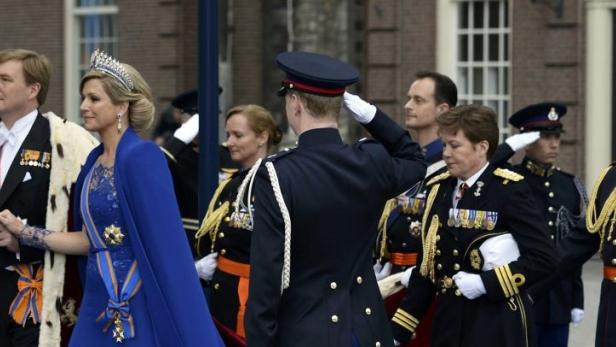 Dutch King Willem-Alexander and his wife Queen Maxima leave Nieuwe Kerk church after the religious crowning ceremony in Amsterdam April 30, 2013. Queen Beatrix of the Netherlands abdicated on Tuesday, handing over to her eldest son, Willem-Alexander, who became the first King of the Netherlands in over 120 years. REUTERS/Dylan Martinez (NETHERLANDS - Tags: POLITICS ENTERTAINMENT ROYALS)