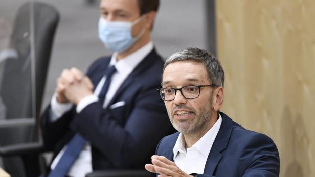 Harte Bandagen im Parlament: "Unvernunft" gegen "Misthaufen"