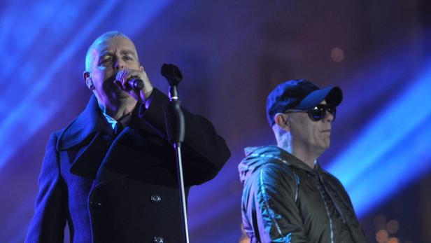 epa03521506 Neil Tennant (L) and Chris Lowe of the British band Pet Shop Boys perform during a New Year concert in Berlin, Germany, 01 January 2013. EPA/PAUL ZINKEN