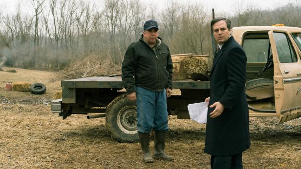 Mark Ruffalo (re.) besucht einen wütenden Bauern (Bill Camp), dessen Tiere durch die illegale Mülldeponie des Chemiekonzerns DuPont erkranken und sterben