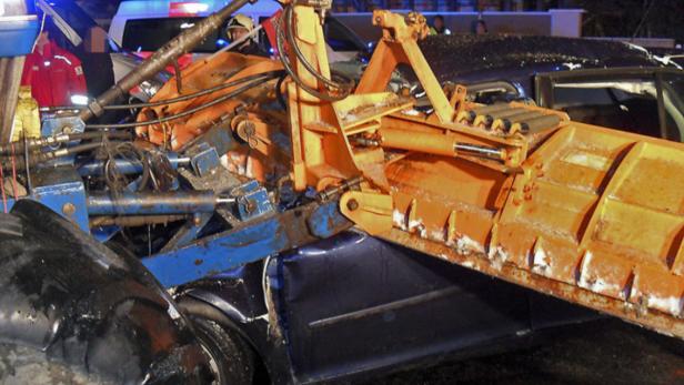 Einsatzkräfte am Schauplatz des tödlichen Verkehrsunfalls auf der LB18 im Bezirk Baden.