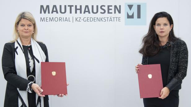 Verteidigungsministerin Klaudia Tanner (ÖVP) und die Direktorin des Mauthausen Memorial, Barbara Glück.