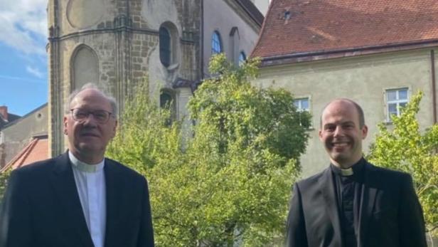 Diözesanbischof Alois Schwarz und der Kremser Pfarrer Christoph Weiss (re.), der zum neuen Generalvikar berufen wurde