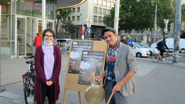Jungreporterin Mona Bannour und der neue Leiter der Video- udn Filmtage, Ascan Breuer vor dem Urania-Kino