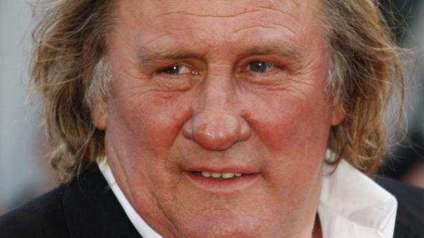 epa03522876 (FILE) A file picture dated 20 May 2010 shows French actor Gerard Depardieu arriving for the screening of &#039;Fair Game&#039; during the 63rd Cannes Film Festival, in Cannes, France. According to media reports, Russia&#039;s President Vladimir Putin on 03 December 2013 signed a decree granting Depardieu Russian citizenship. In December 2012, Depardieu threatened to turn in his French passport in protest of a proposed tax hike on rich French citizens and obtain Belgian citizenship. On 29 December 2012, French President Hollande&#039;s plan to tax annual earnings over one million euros by 75 per cent was overturned by constitutional review. EPA/GUILLAUME HORCAJUELO *** Local Caption *** 02166580