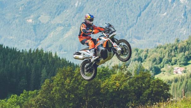 ktm_890_adventure_r_rally_action_toby_price_1.jpg