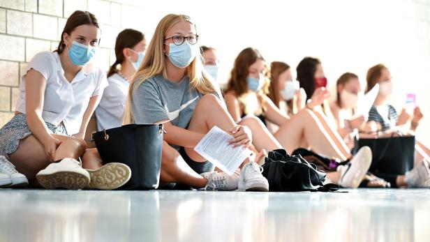 Schüler_innen mit Mund-Nasen-Schutz - Bild aus Deutschland von vor ein paar Monaten