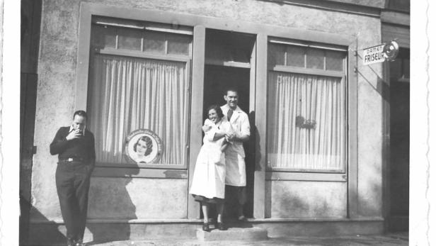 Ein Friseur in der Berzeliusgasse in den 1950er-Jahren. Noch heute gibt es Geschäfte und Lokale in der Siedlung
