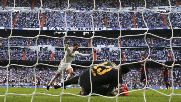 Sicherer Penalty-Schütze: Ronaldo ließ Barcelona-Goalie Bravo nicht den Hauch einer Chance.