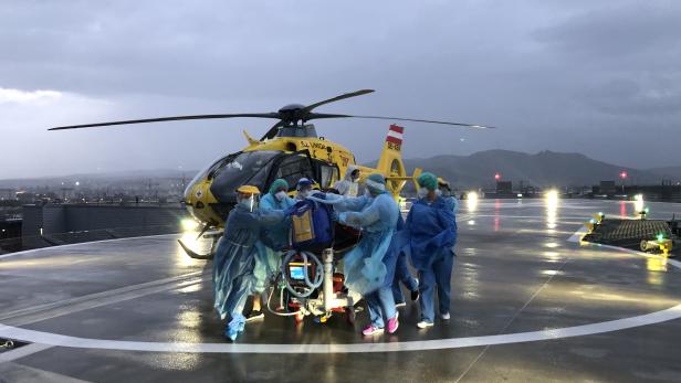 Herzstillstand: Corona-Patient in Hubschrauber reanimiert