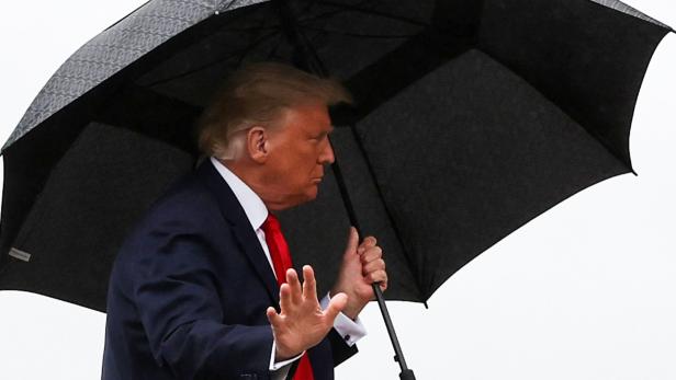 Trump bei seiner Abreise nach Florida - ohne Maske