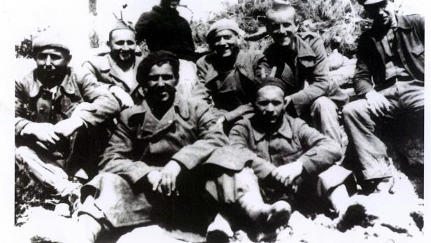 Hans Landauer mit den XI. Internationalen Brigaden 1939 am Ebro. Der 17-Jährige ist der zweite von rechts
