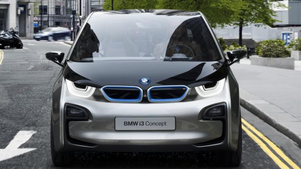 Ein BMW i3 Concept fährt auf einer städtischen Straße.