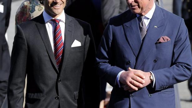 epa03154827 Prince Carl Philip of Sweden (L) welcomes Britain&#039;s Prince Charles (R) and Camilla, Duchess of Cornwall (background), at the Arlanda Airport in Stockholm, Sweden, 22 March 2012. Britain&#039;s Prince Charles and his wife are on a Diamond Jubilee tour of Scandinavia which takes them to Norway, Sweden and Denmark. EPA/ANDERS WIKLUND NORWAY OUT