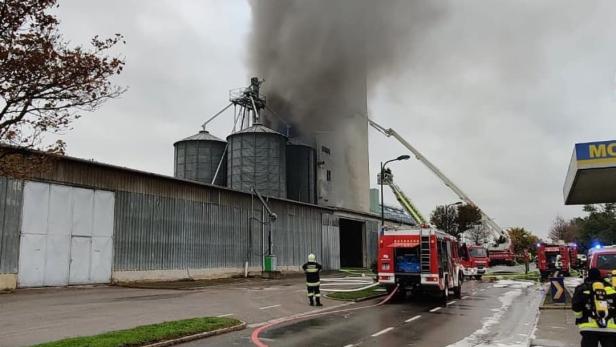 Silobrand in Wallern: Neun Feuerwehren im Einsatz