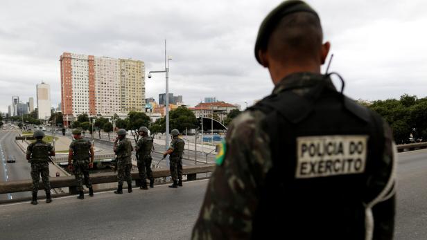Brasilianische Soldaten stehen auf einer Brücke in Brasília.