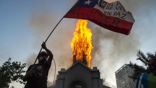 Jahrestag der Sozialproteste in Chile: Kirchen gehen in Flammen auf