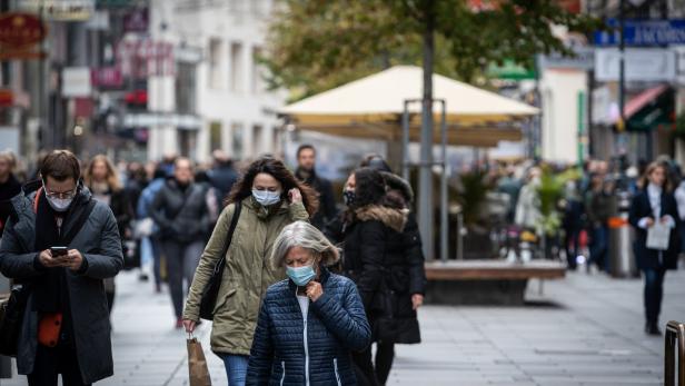 Passanten tragen Masken in Wien.