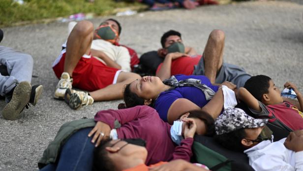 Migranten aus Honduras ruhen auf dem Weg in die USA