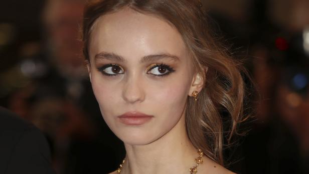 Lily-Rose Depp mit goldenem Lidschatten und Goldschmuck.