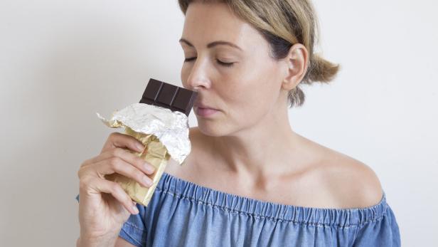 Frau riecht an Schokolade
