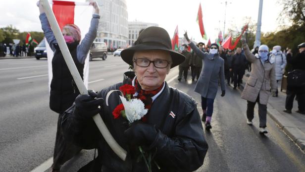 Nina Baginskaja (73) demonstriert gegen Weißrusslands Diktator Lukaschenko