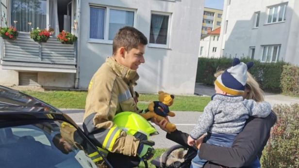 Feuerwehr befreite eingeschlossenes Kleinkind aus Auto