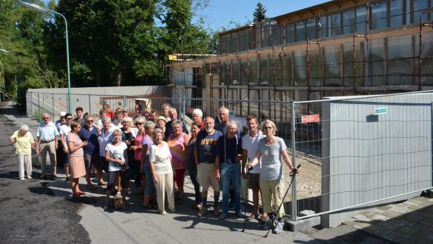 Dutzende Anrainer protestieren gegen das neue Lokal in der Florian-Berndl-Gasse und haben bereits einen Baustopp für das Projekt erwirkt