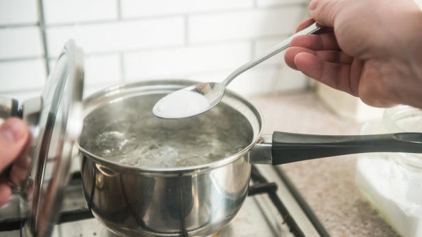 Warum geben wir Salz ins Kochwasser?