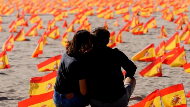 Jede Fahne symbolisiert ein spanisches Corona-Todesopfer