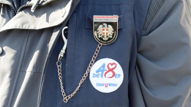 Die Uniform eines Mitarbeiters des Wiener Überwachungsorgans mit Abzeichen.