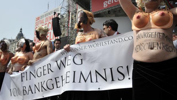 "Finger weg vom Bankgeheimnis" fordern diese freizügigen Teilnehmer der Kundgebung am Wiener Rathausplatz.
