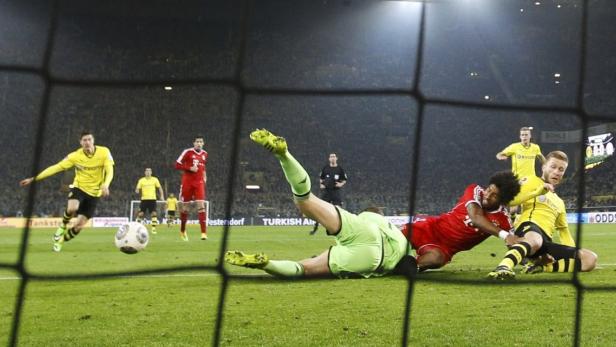 Ein Fußballspiel zwischen Borussia Dortmund und Bayern München vor einer Zuschauermenge.