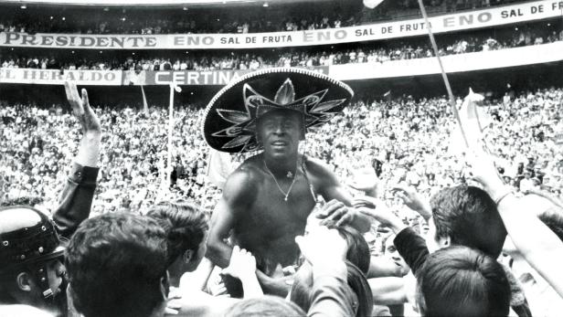 Schon wieder Weltmeister: Pelé wird mit einem Sombrero auf dem Kopf zur Siegerehrung getragen - es war in Mexiko 1970.