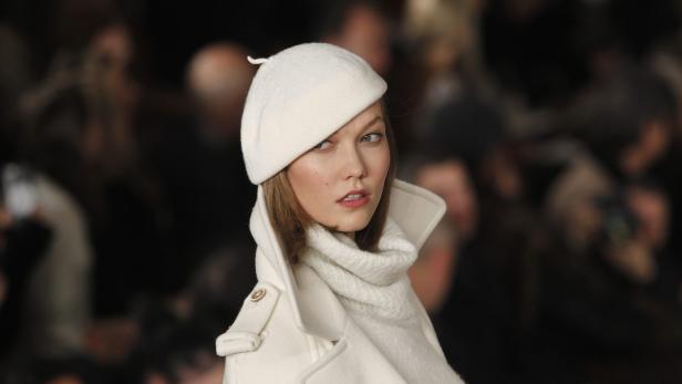 Schneeprinzessin: Supermodel Karlie Kloss trägt einen reinweißen Strickpulli unter einem cremefarbenen Mantel von Ralph Lauren. Auch ein wärmender Herbsttrend: Rollkragen.