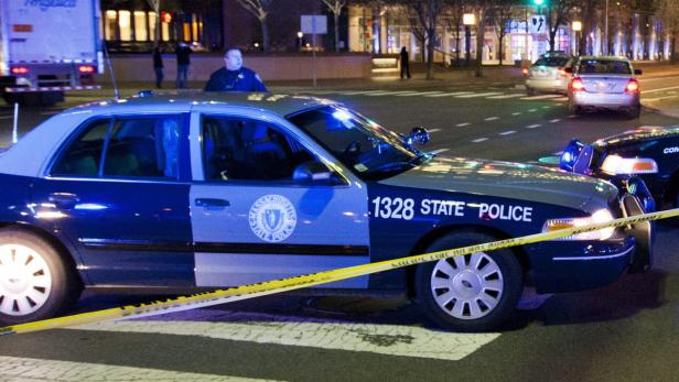Ein Streifenwagen der Massachusetts State Police ist mit Absperrband umgeben.
