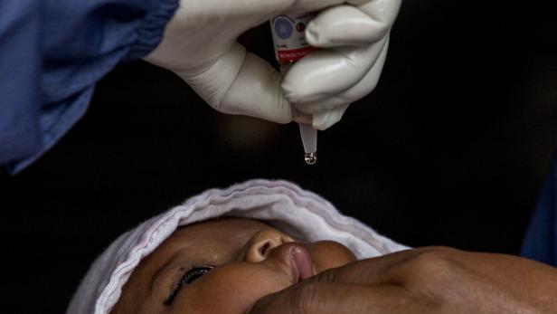 Nicht alle Babys können derzeit die Schluckimpfung erhalten.