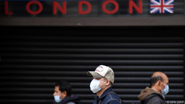 Fußgänger mit Masken in London