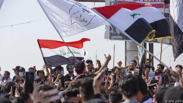 Protestierende mit Flaggen im Irak