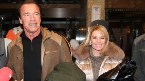 Arnold Schwarzenegger und Heather Milligan vor ihrem Hotel in Schladming.