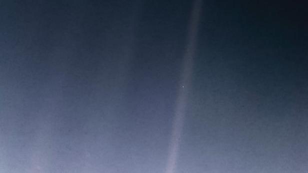Ein von der National Aeronautics and Space Administration (NASA) zur Verfügung gestelltes Bild zeigt eine aktualisierte Version des legendären Bildes &quot;Pale Blue Dot&quot;, das am 14. Februar 1990 vom Raumschiff Voyager 1 mittles moderner Bildverarbeitungssoftware aufgenommen wurde.