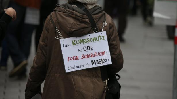 Eine Corona-Demonstrantin in Wien im Oktober.