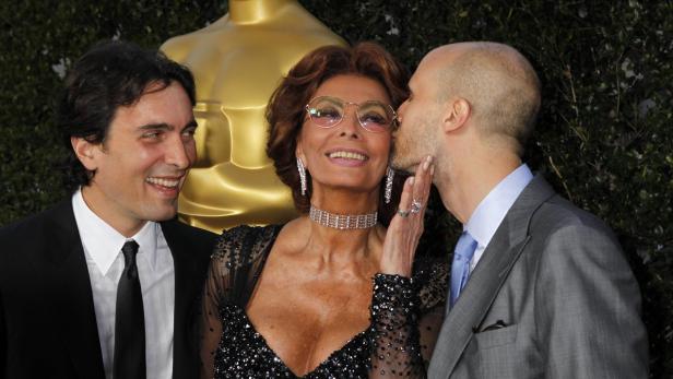 2011 bekam Sofia den Oscar fürs Lebenswerk und Bussis von ihren Söhnen Carlo (li.) und Edoardo