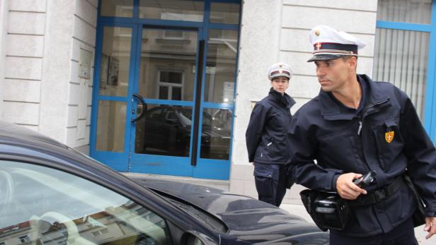 Schauen, prüfen, strafen: Die „Weißkappler“ prüfen erst, ob das Auto ein Pickerl oder einen Parkschein hat.