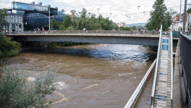 Die Grazer Murpromenade war wegen des hohen Wasserstandes gesperrt.