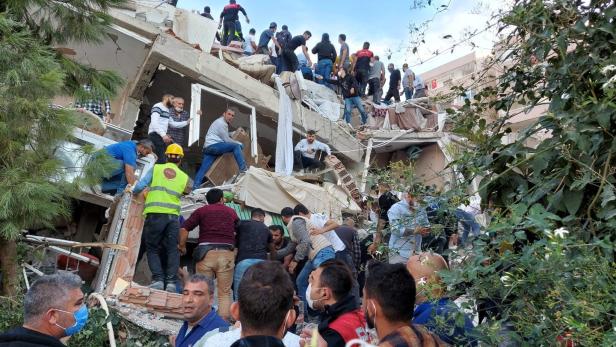 Im westtürkischen Izmir stürzten etliche mehrstöckige Gebäude ein.